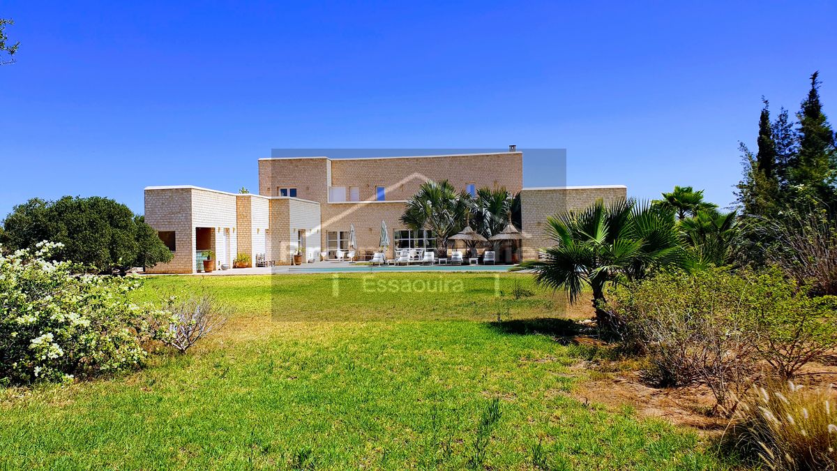23-04-02-VM Luxurious country house 380 m² Exceptional view Garden 10380 m² with trees in Exclusivity
