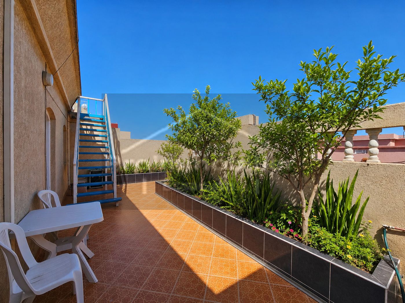 26-07-04-VM Magnifique villa de 300 m² avec terrasse sur le toit d’environ 100 m²-El Moustakbal.